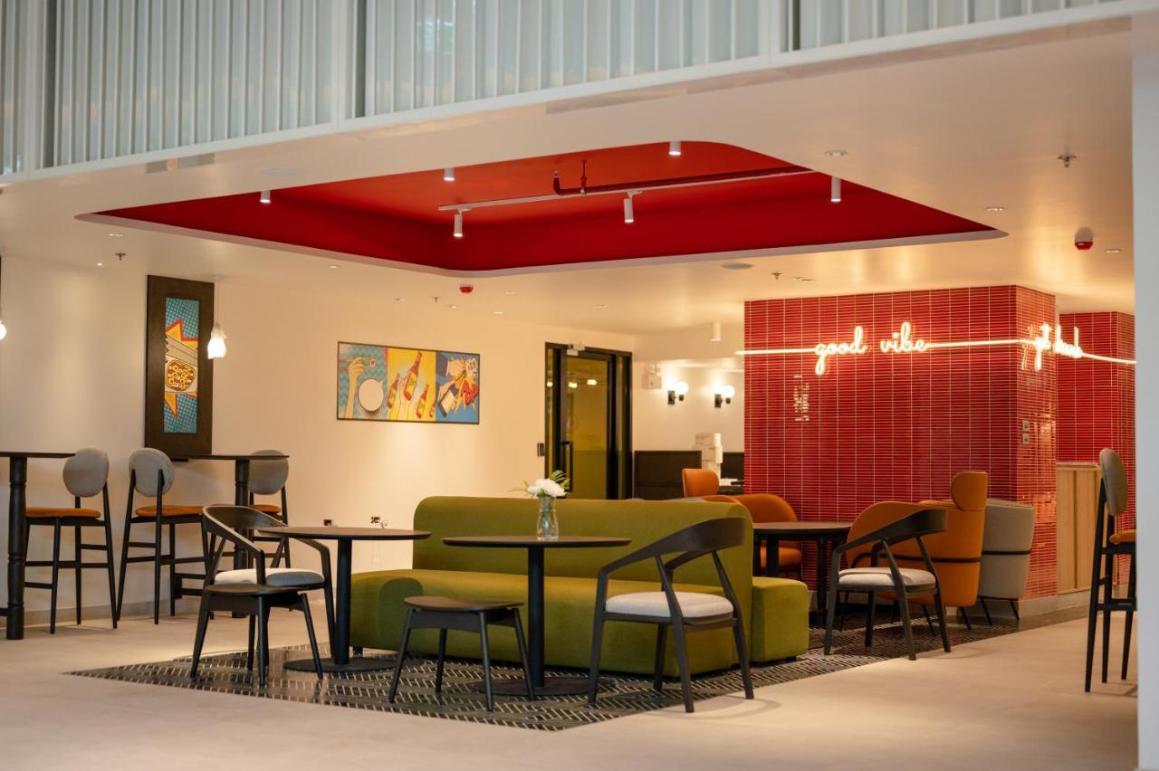 Oakwood Studios Sukhumvit Bangkok Exteriér fotografie The interior of the new terminal