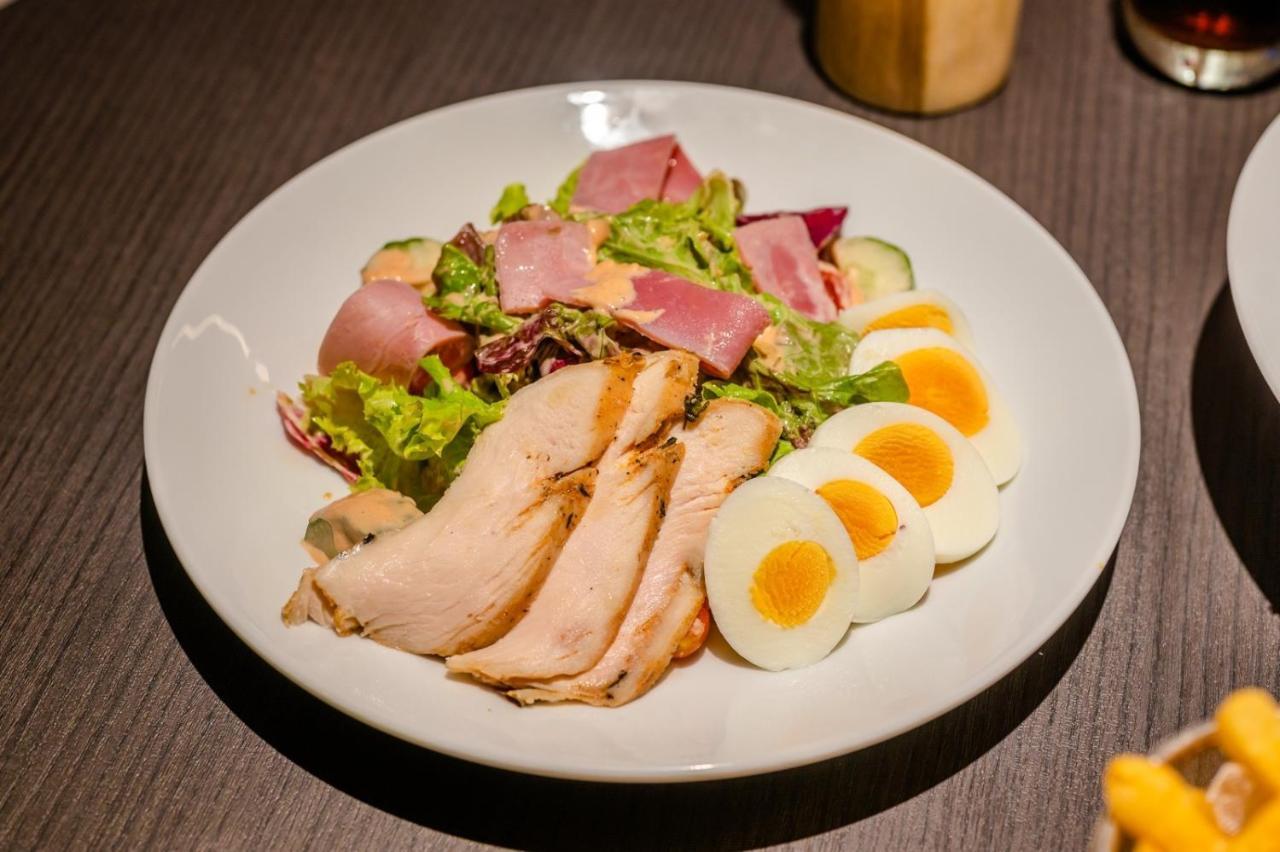 Oakwood Studios Sukhumvit Bangkok Exteriér fotografie A caesar salad