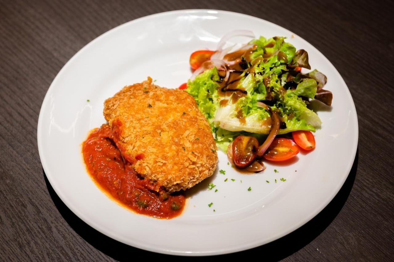Oakwood Studios Sukhumvit Bangkok Exteriér fotografie Schnitzel with mashed potatoes and vegetables