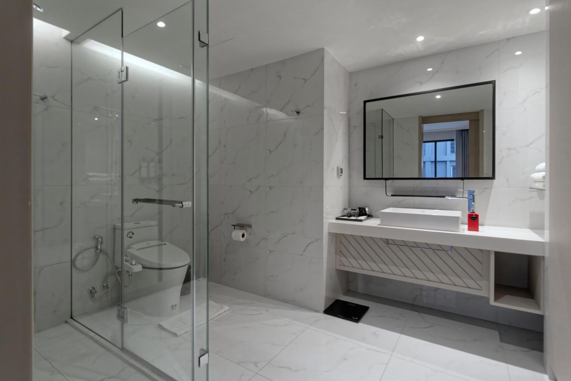 Oakwood Studios Sukhumvit Bangkok Exteriér fotografie A modern bathroom
