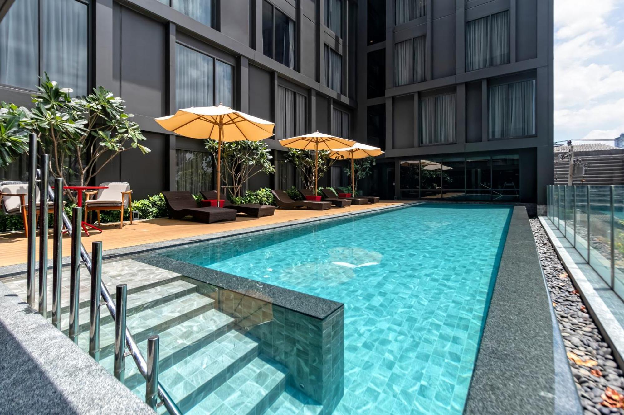 Oakwood Studios Sukhumvit Bangkok Exteriér fotografie The hotel's rooftop pool