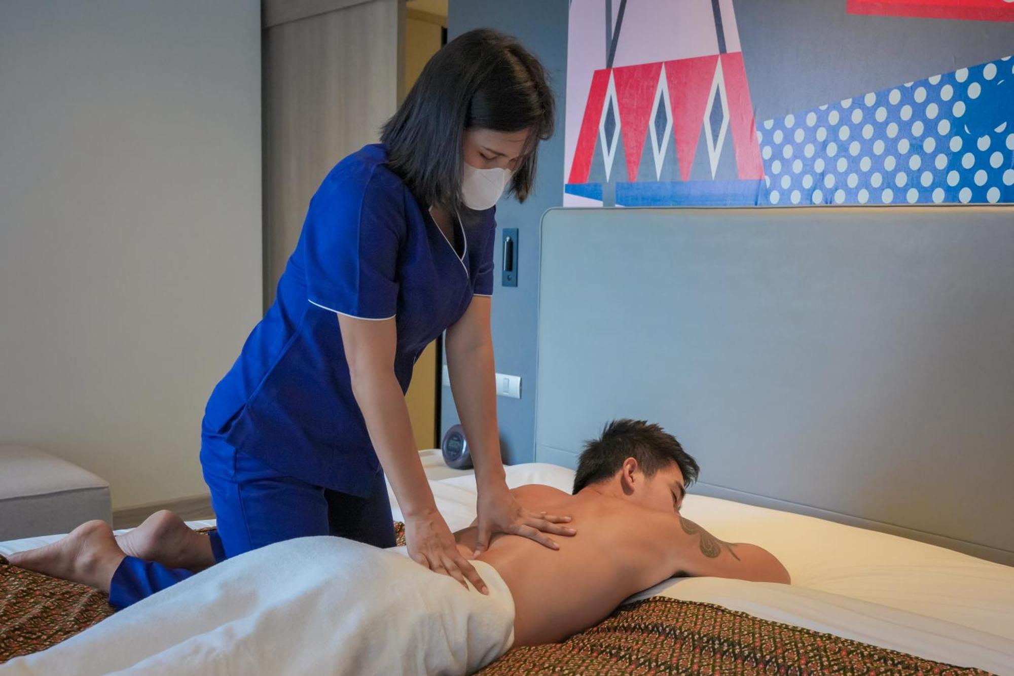 Oakwood Studios Sukhumvit Bangkok Exteriér fotografie A massage therapist treating a patient
